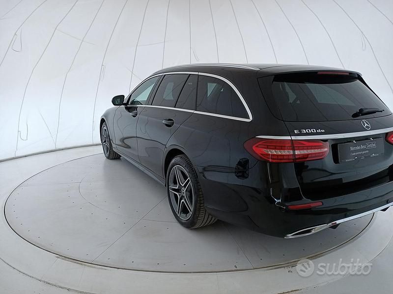 Usado Mercedes 300 Premium 194 CV (142 kW) 2024 Negro Familiar