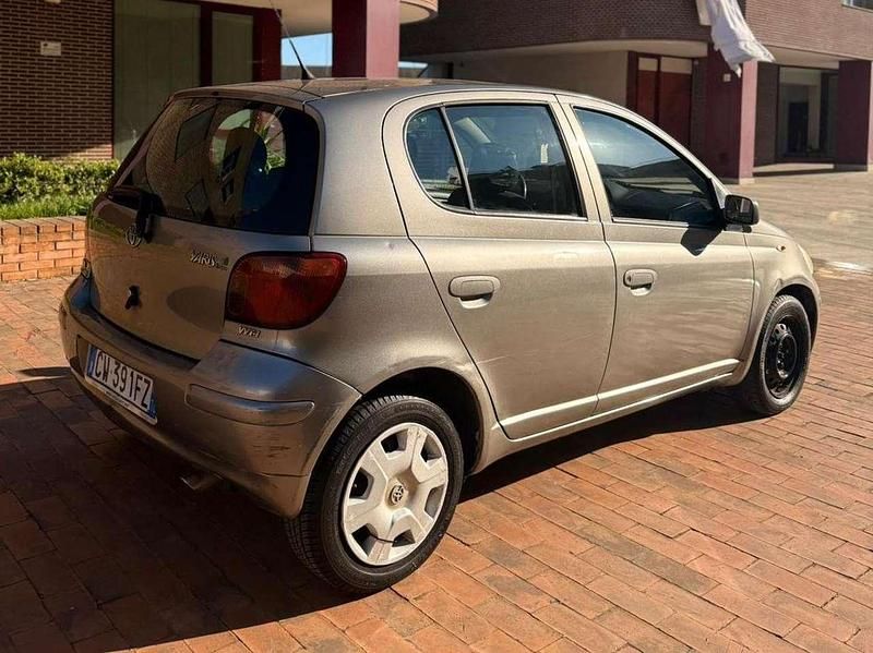 Begagnad Toyota Yaris 65 HK (47 kW) 2005 Grå Halvkombi