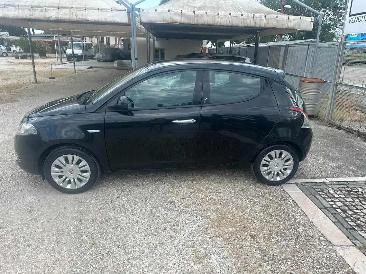 Usata Lancia Ypsilon Gold 69 CV (50 kW) 2014 Nero Utilitaria