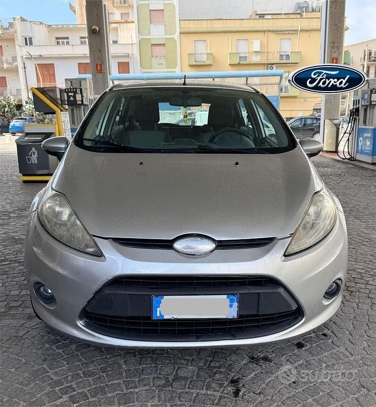 Usata Ford Fiesta 70 CV (51 kW) 2010 Grigio Utilitaria