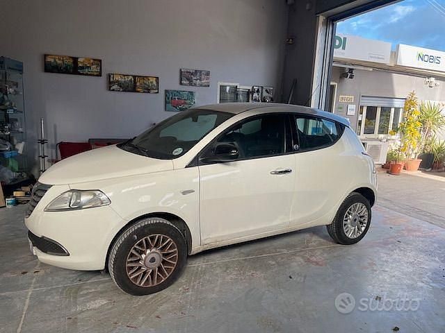 Usata Lancia Ypsilon Gold 80 CV (58 kW) 2014 Bianco Utilitaria