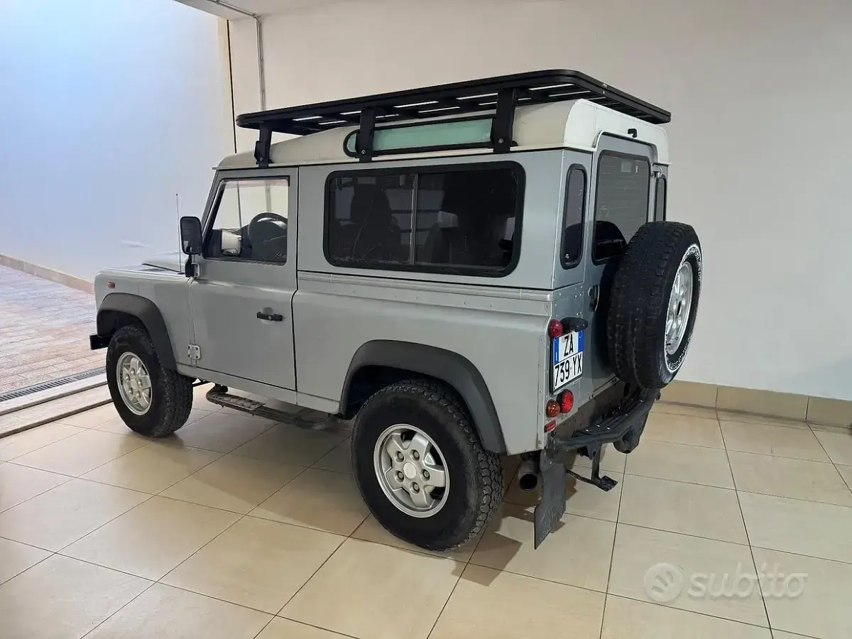 Usata Land Rover Defender SE 122 CV (89 kW) 2010 Grigio Station wagon