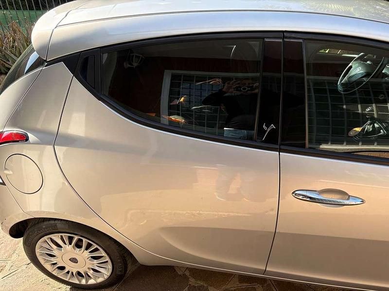 Usata Lancia Ypsilon 69 CV (50 kW) 2015 Argento Utilitaria