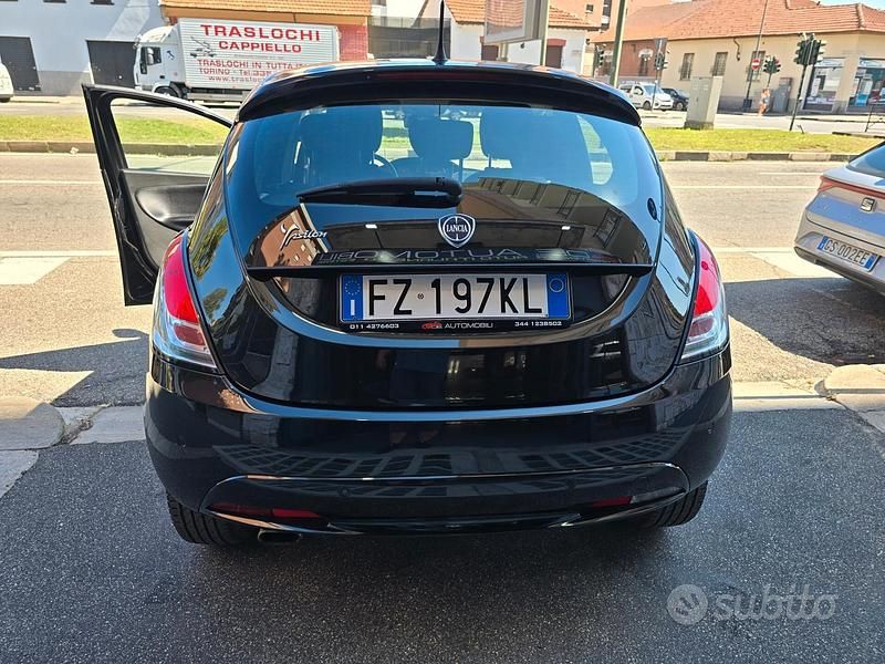 Usata Lancia Ypsilon Gold 69 CV (50 kW) 2019 Black met. Utilitaria