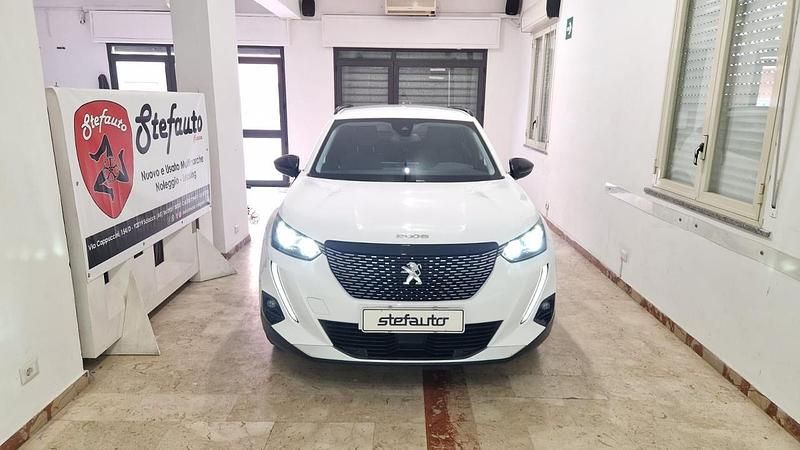 Usata Peugeot 2008 Allure 130 CV (95 kW) 2022 Bianco SUV