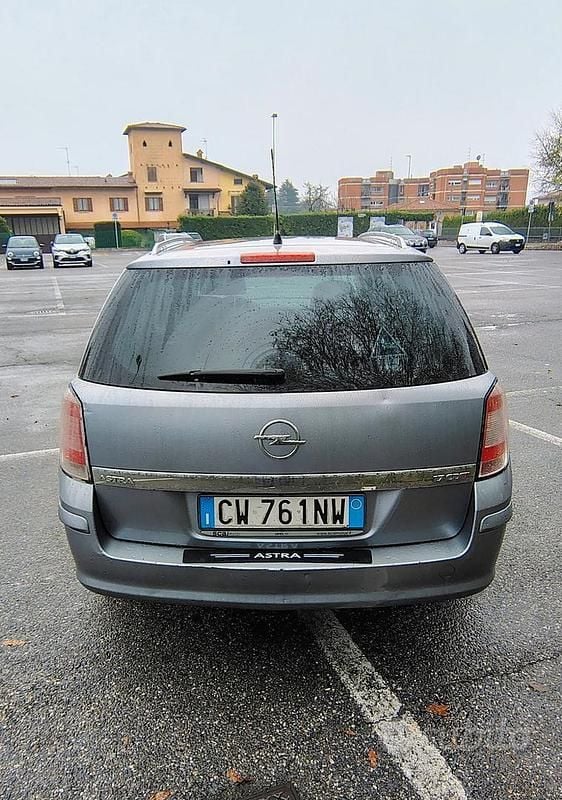 Usata Opel Astra 110 CV (80 kW) 2005 Grigio Berlina
