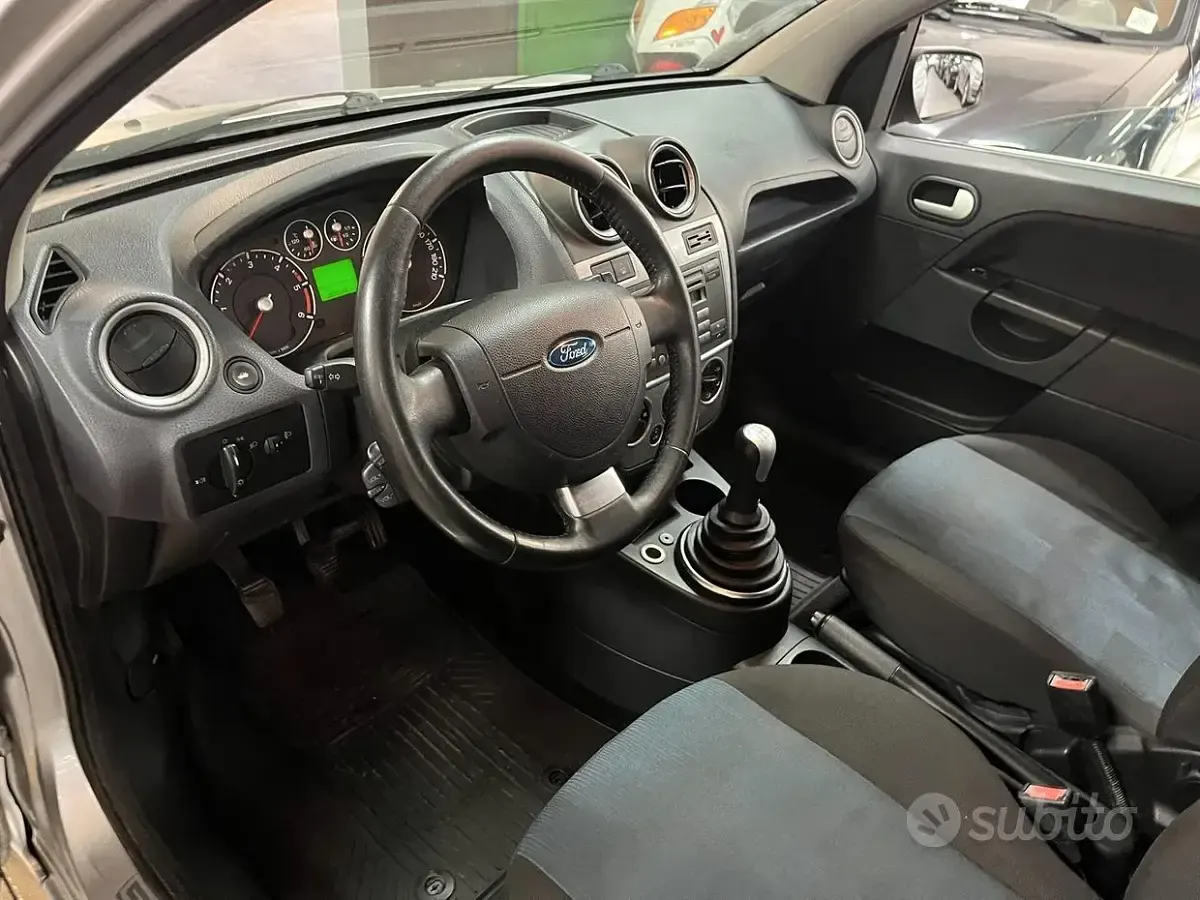 Usata Ford Fiesta Ghia 68 CV (50 kW) 2007 Grigio Utilitaria