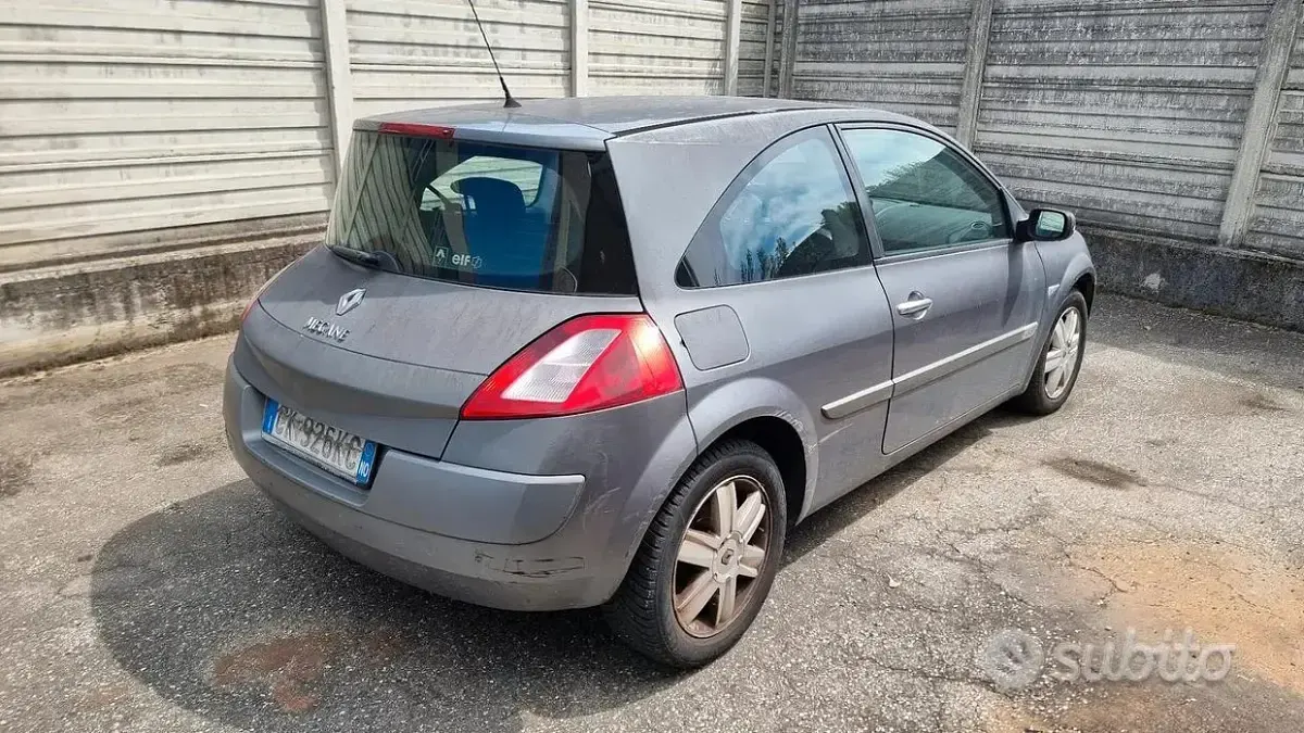 Usata Renault Mégane Authentique 100 CV (73 kW) 2004 Grigio Berlina