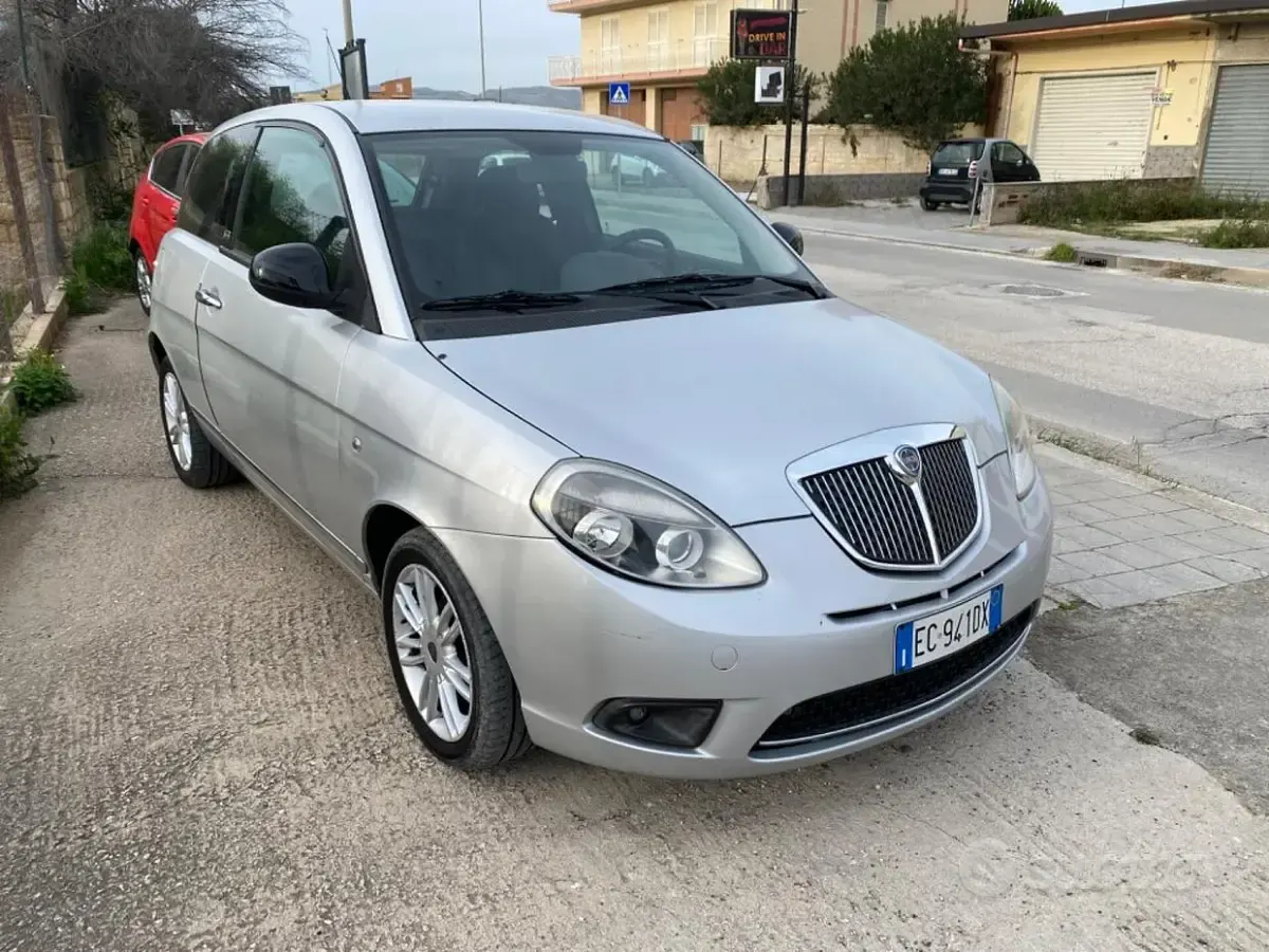 Usado Lancia Ypsilon 69 HP (50 kW) 2011 Cinzento Citadino