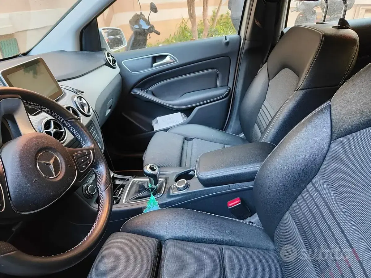 Usata Mercedes B180 109 CV (80 kW) 2016 Grigio Monovolume
