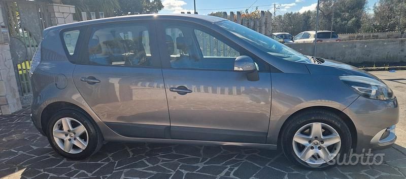 Usata Renault Scénic III XMOD 110 CV (80 kW) 2013 Grigio Monovolume