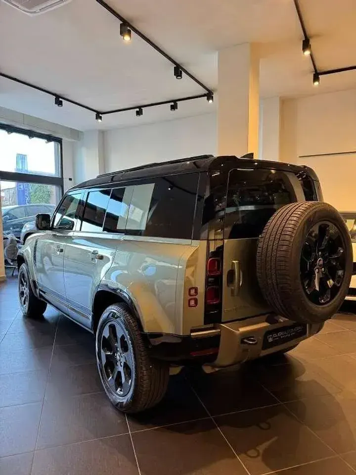 Usata Land Rover Defender SE Dynamic 200 CV (147 kW) 2024 Verde SUV
