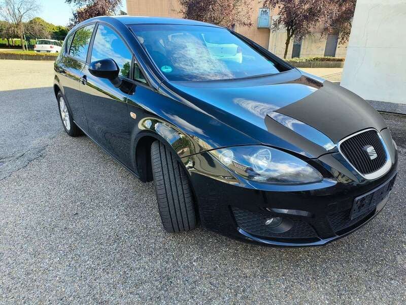 Usado Seat Leon Style 105 HP (77 kW) 2010 Preto Sedan