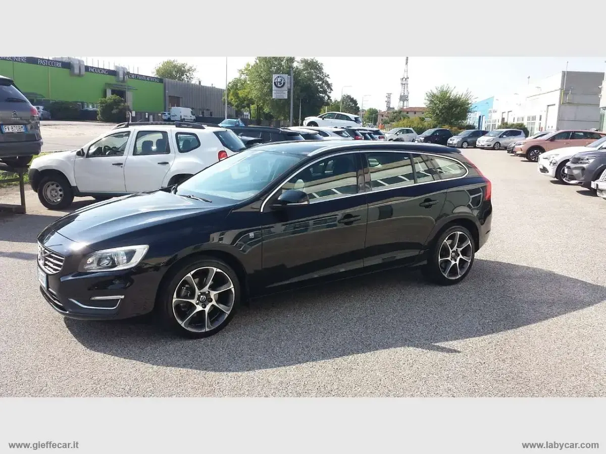 Usata Volvo V60 Ocean Race 120 CV (88 kW) 2016 Nero Station wagon