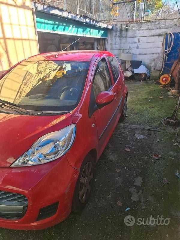 Usata Peugeot 107 68 CV (50 kW) 2009 Rosso Utilitaria