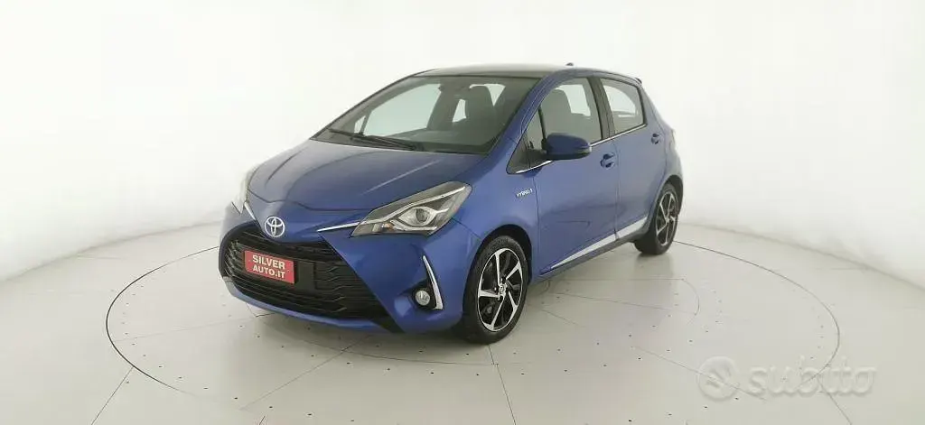 Usata Toyota Yaris Hybrid Style 73 CV (53 kW) 2018 Blu Berlina