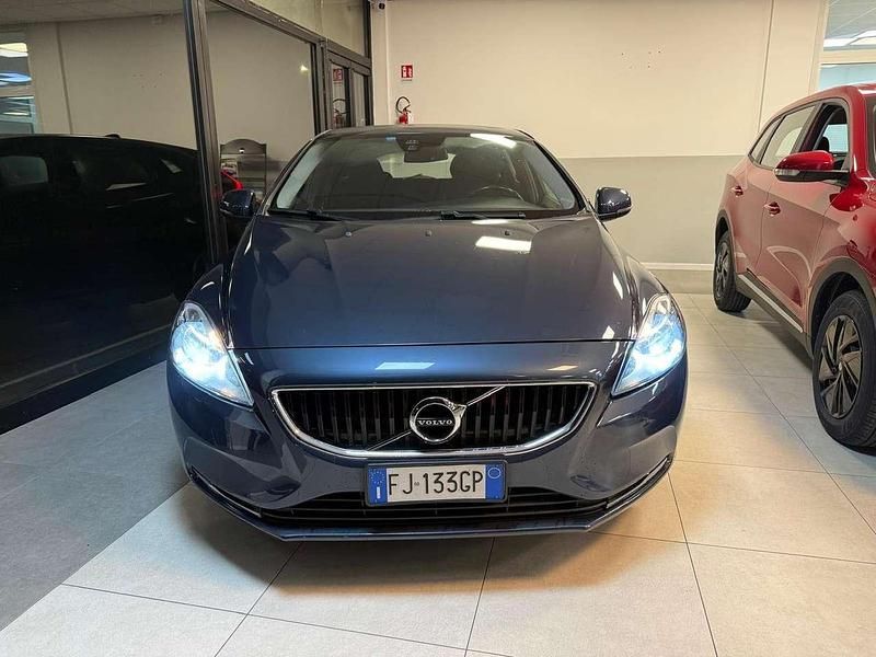 Usata Volvo V40 Momentum 120 CV (88 kW) 2017 Blu Berlina
