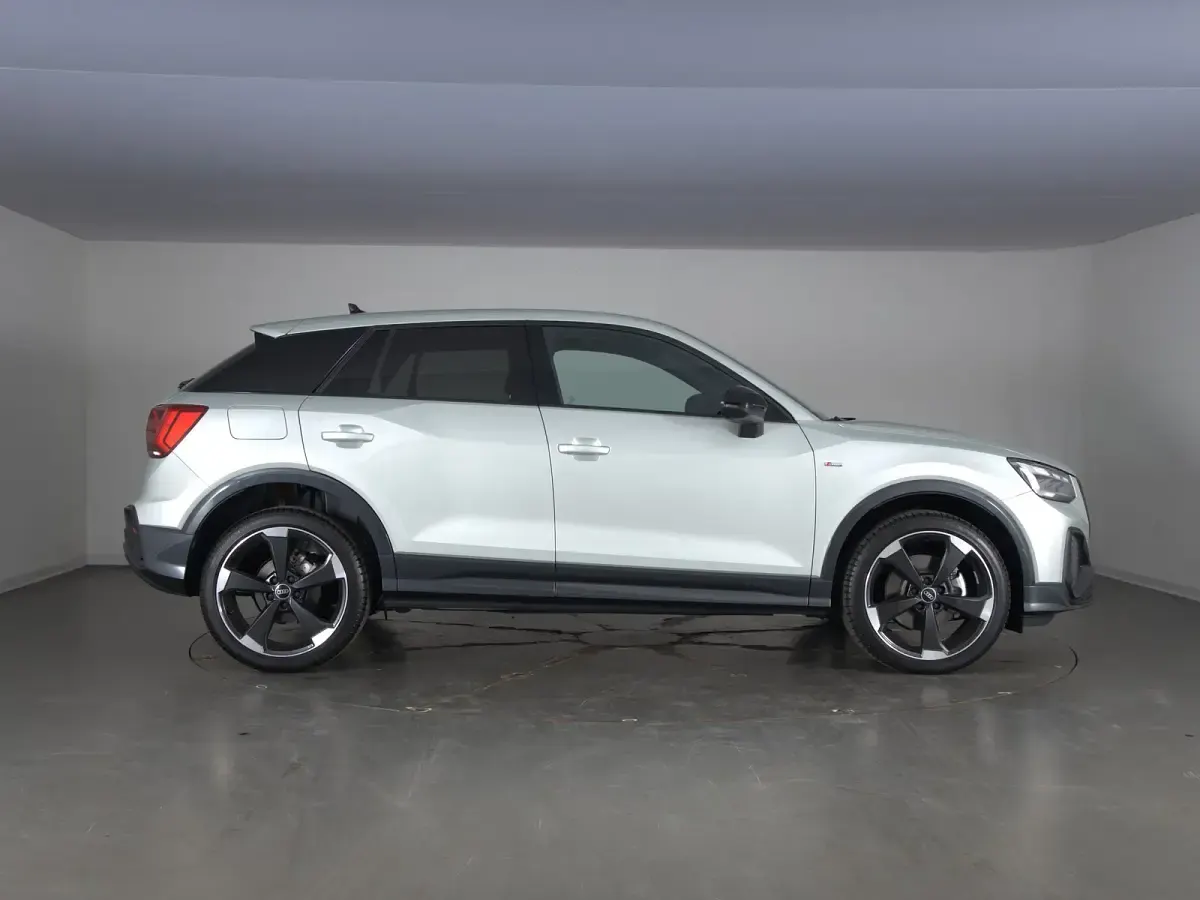 Nuova Audi Q2 2026 Argento cavo metallizzato SUV