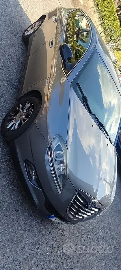 Usata Lancia Delta 120 CV (88 kW) 2012 Grigio Utilitaria