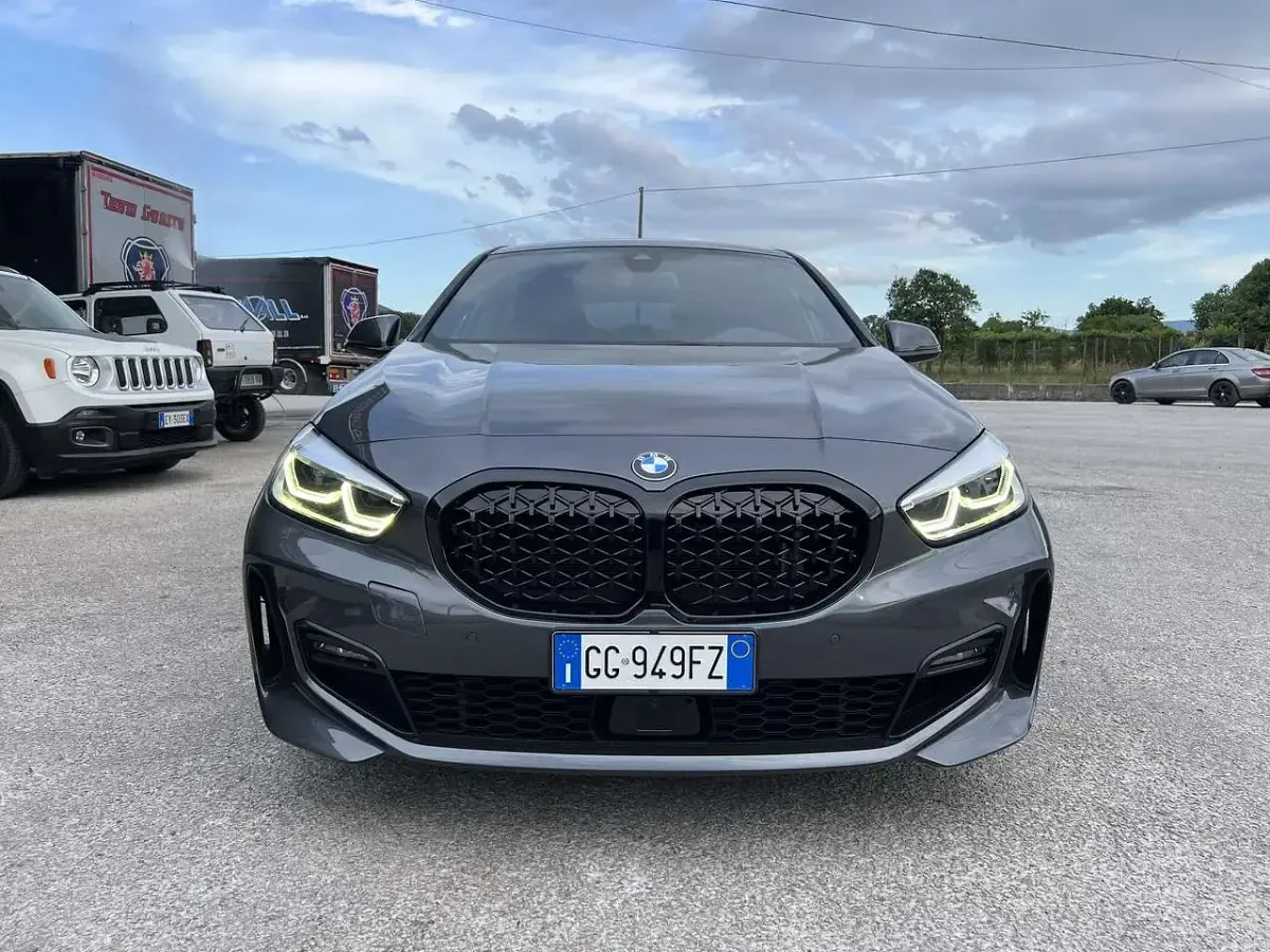 Usata BMW 118 M Sport 150 CV (110 kW) 2021 B mineral grau met Utilitaria