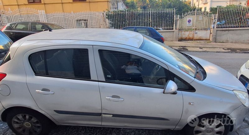 Grigio Usata 2009 Opel Corsa Due volumi | 1500 € (Super prezzo) - Immagine 1/4