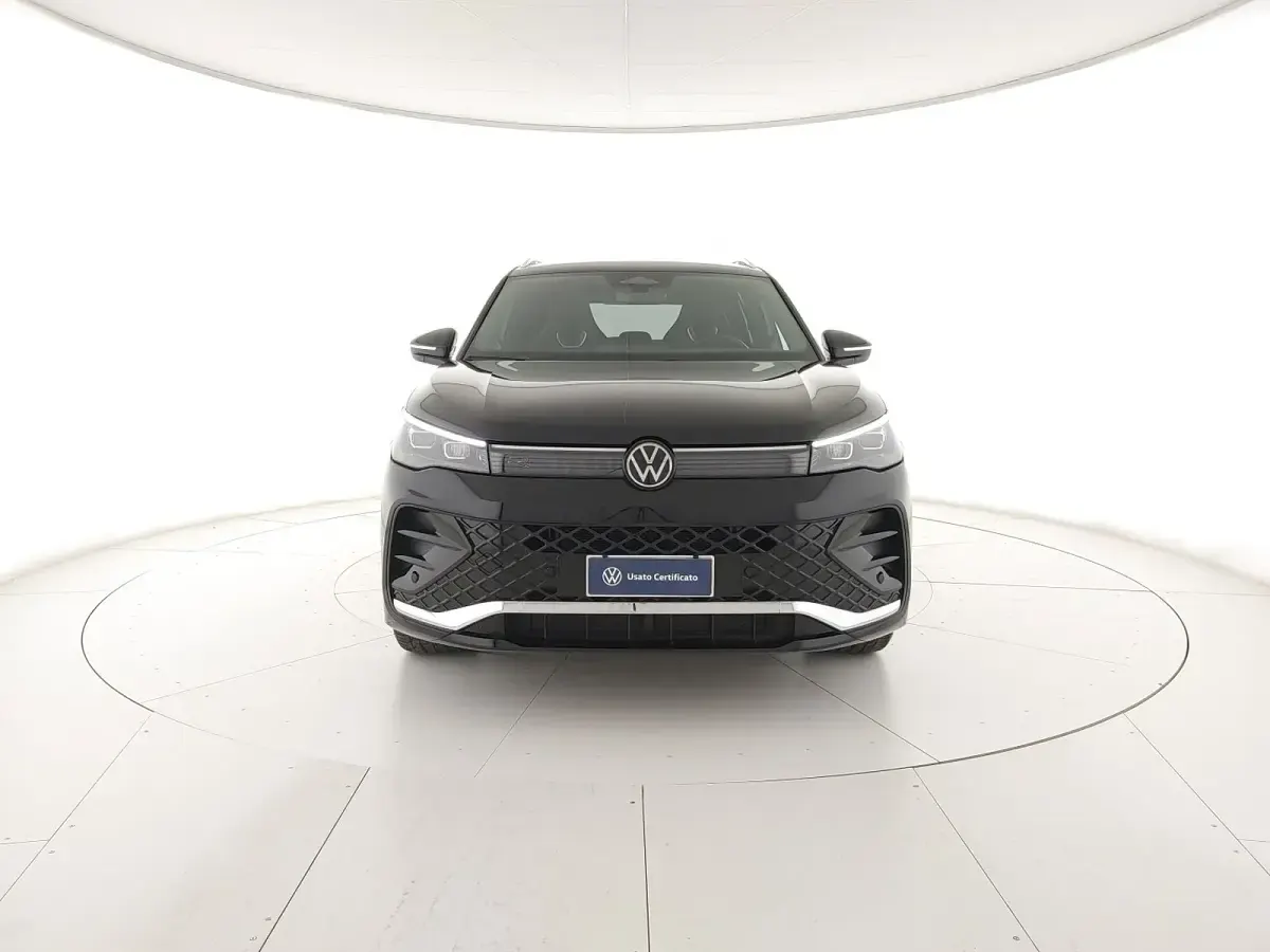 Usata VW Tiguan R-line 150 CV (110 kW) 2024 Deep black perlato SUV