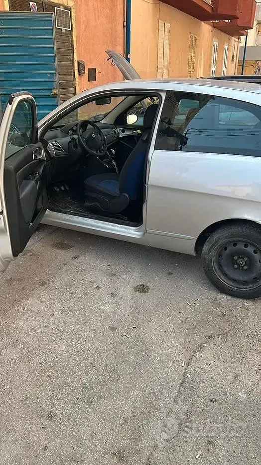 Usata Lancia Ypsilon 60 CV (44 kW) 2010 Bluazzurro Utilitaria