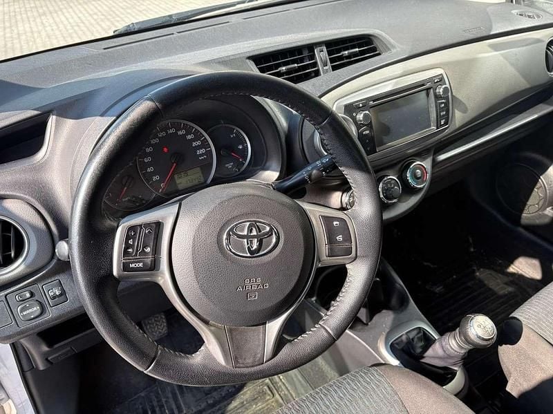 Usata Toyota Yaris 90 CV (66 kW) 2013 Bianco Utilitaria