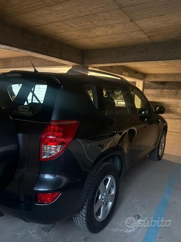 Usata Toyota RAV4 128 CV (94 kW) 2008 Grigio SUV