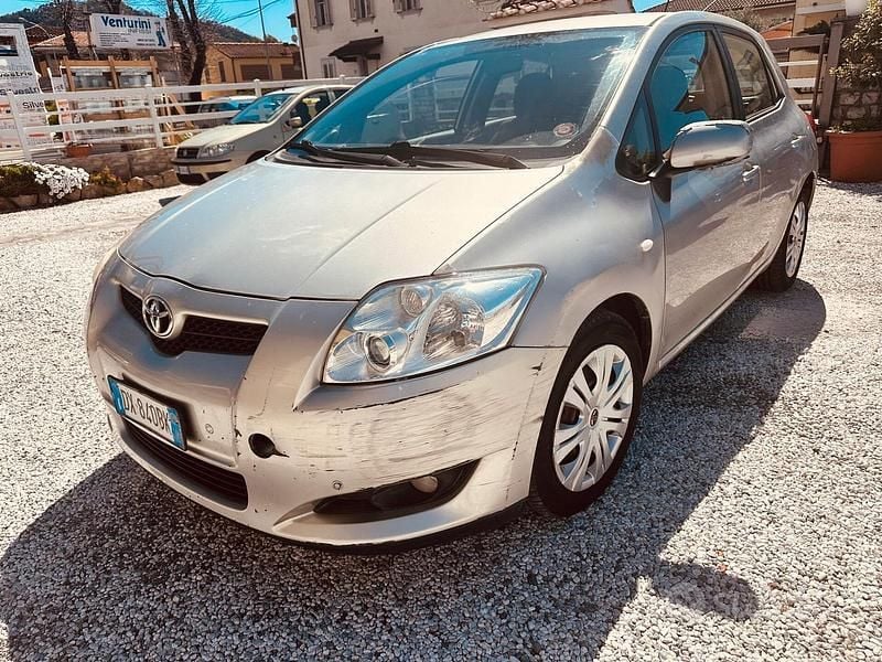 Usata Toyota Auris Sol 90 CV (66 kW) 2009 Argento Berlina