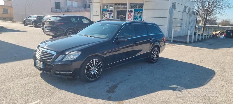 Usata Mercedes E350 260 CV (191 kW) 2010 Nero Berlina