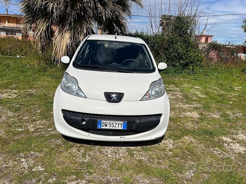 Usata Peugeot 107 54 CV (39 kW) 2006 Bianco Utilitaria