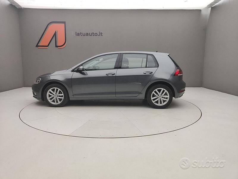 Usata VW Golf VII Business 116 CV (85 kW) 2019 Grigio urano Utilitaria