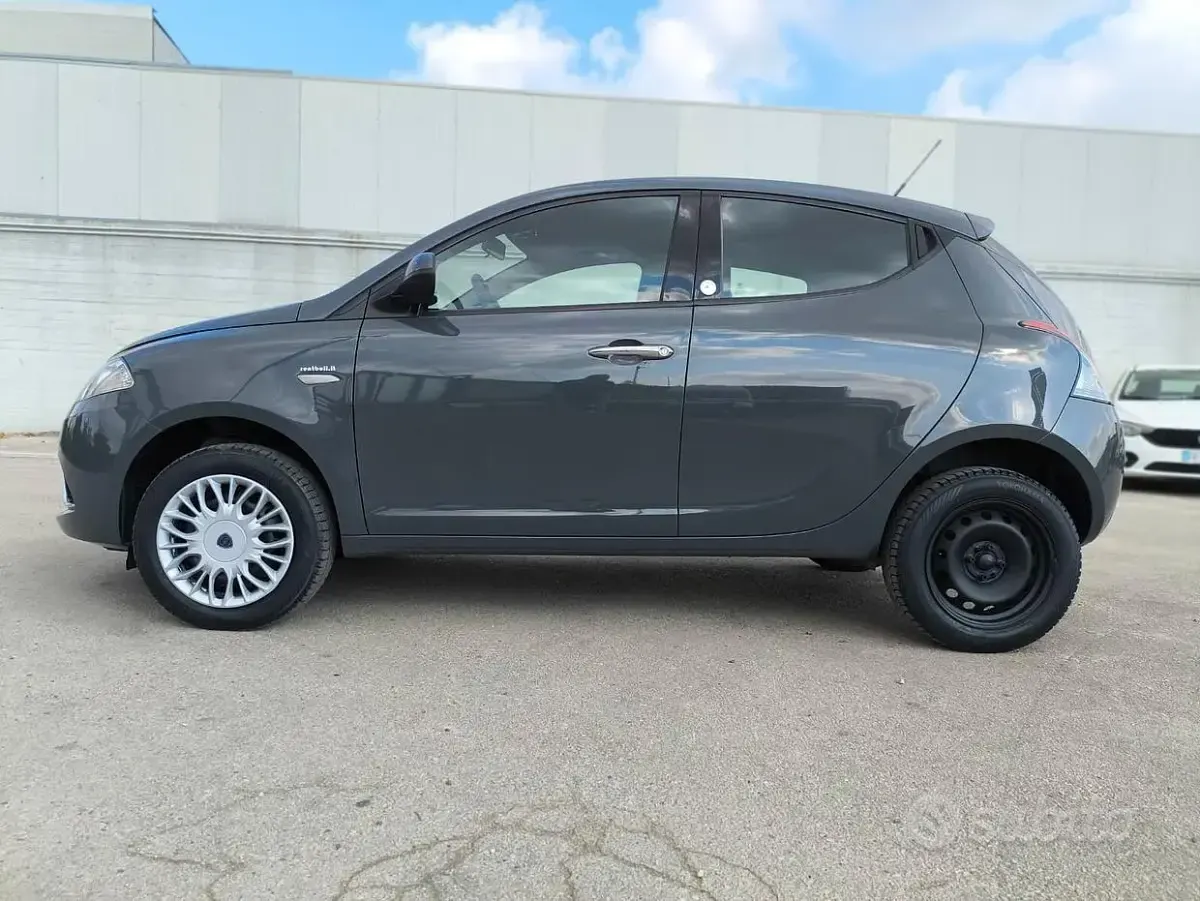 Usata Lancia Ypsilon 85 CV (62 kW) 2016 Grigio Utilitaria