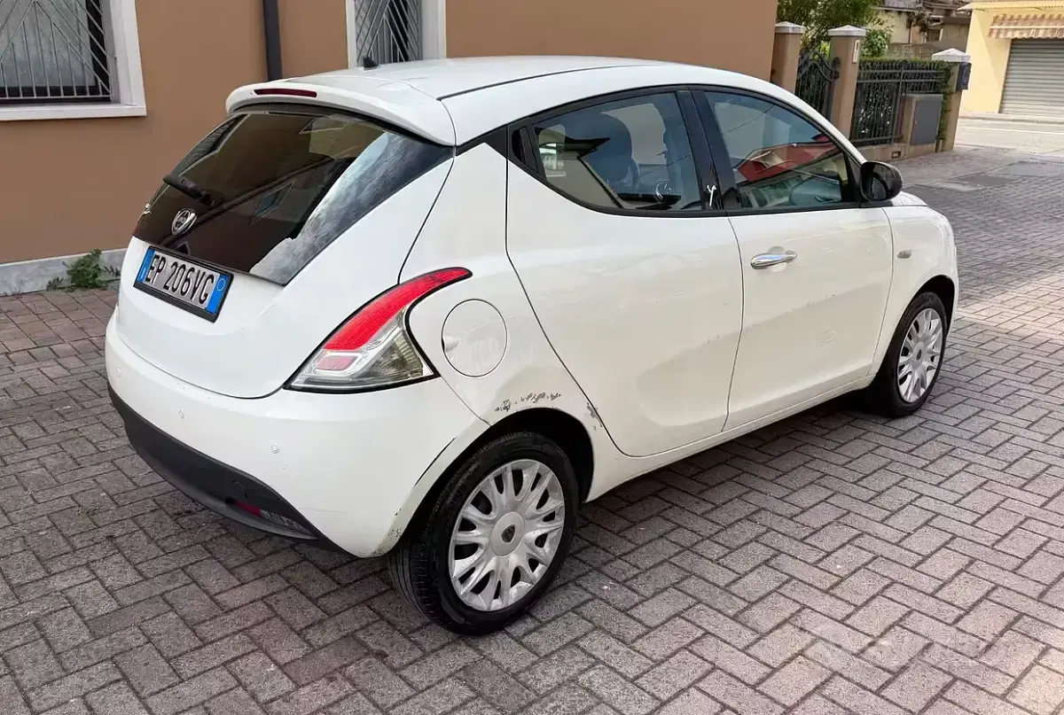 Usata Lancia Ypsilon 69 CV (50 kW) 2013 Bianco Utilitaria