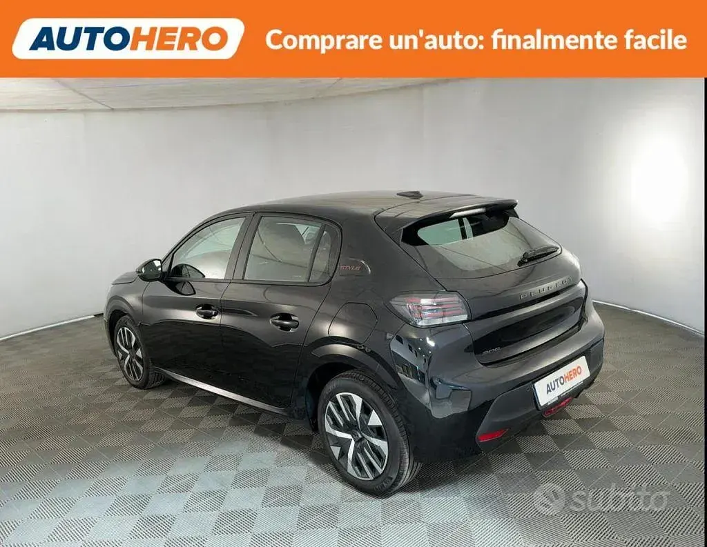 Usata Peugeot 208 Style 101 CV (74 kW) 2025 Nero Utilitaria