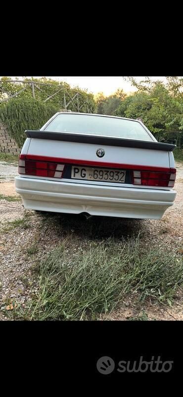 Usata Alfa Romeo 75 148 CV (108 kW) 1988 Bianco Berlina
