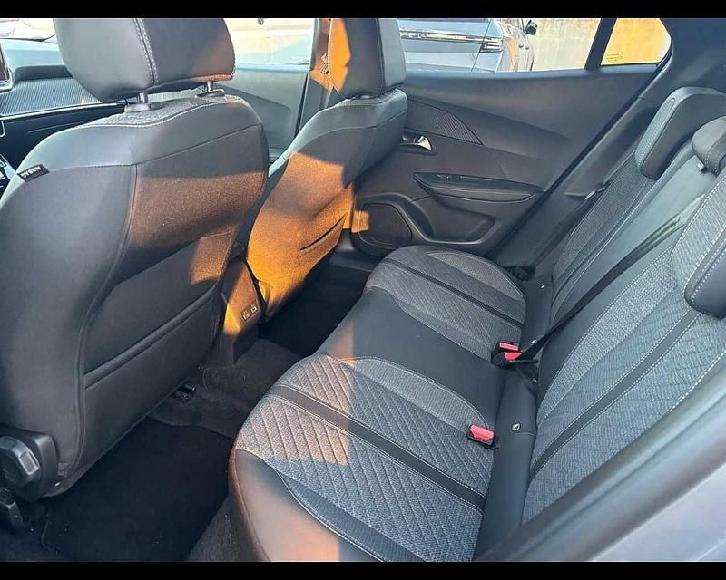 Usata Peugeot 2008 Allure 131 CV (96 kW) 2024 Argento SUV