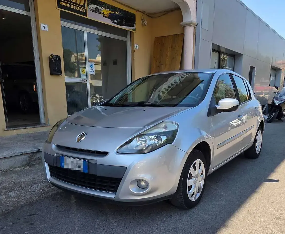 Usata Renault Clio III 75 CV (55 kW) 2012 Argento Berlina