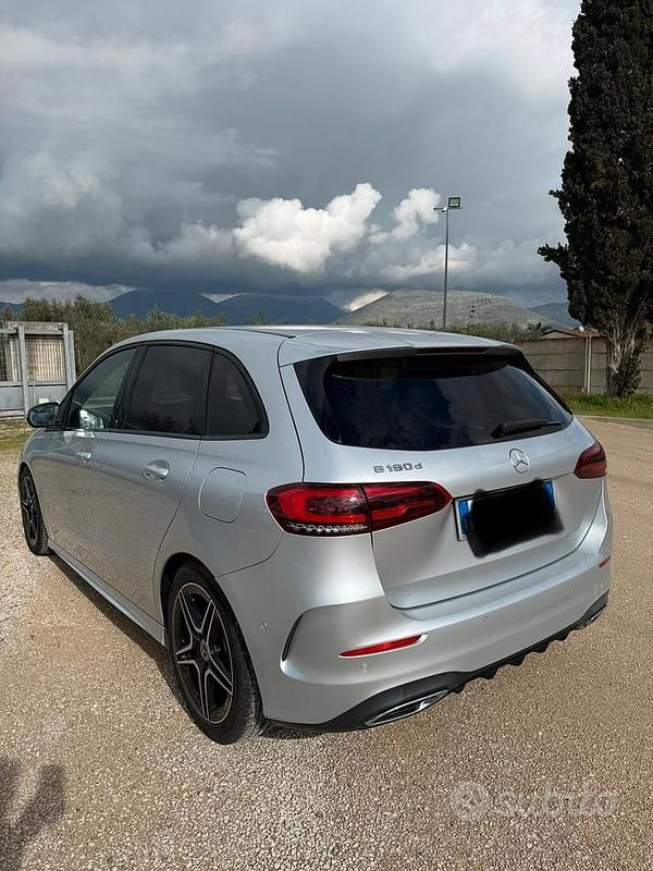 Usata Mercedes B180 Premium 116 CV (85 kW) 2022 Grigio Monovolume