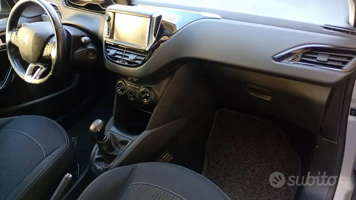 Usata Peugeot 208 120 CV (88 kW) 2018 Utilitaria