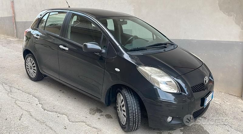 Usata 2011 Toyota Yaris Due volumi | 2400 € (Ottimo prezzo) - Immagine 1/4