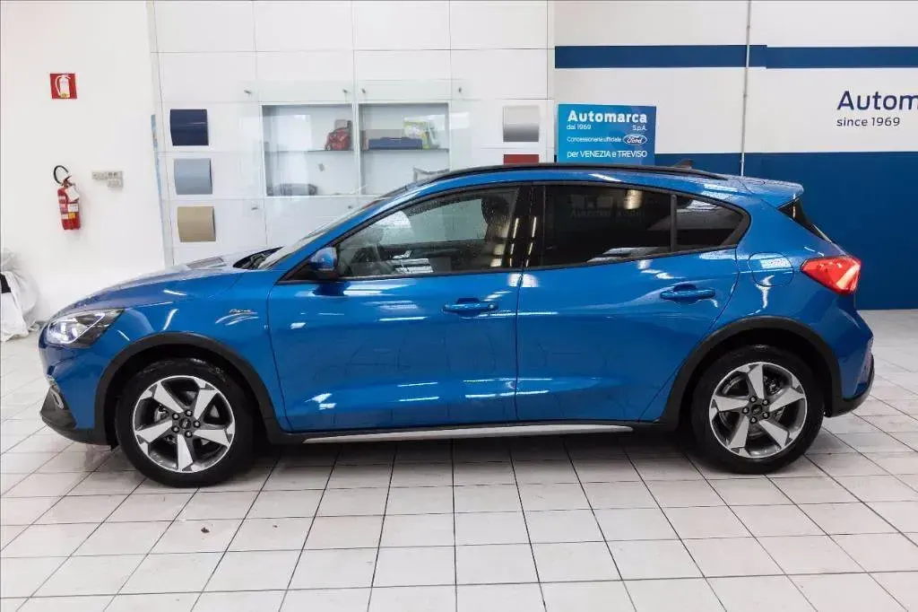 Usata Ford Focus Active 155 CV (114 kW) 2021 Blu metallizzato SUV