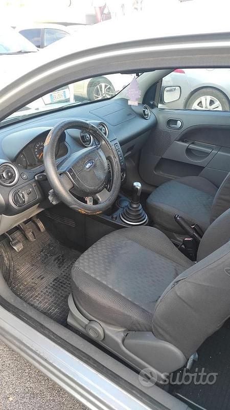 Usata Ford Fiesta 75 CV (55 kW) 2003 Utilitaria