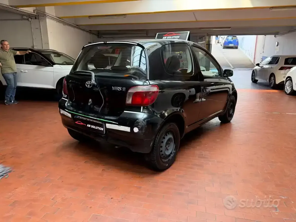 Usata Toyota Yaris 86 CV (63 kW) 2000 Nero Berlina