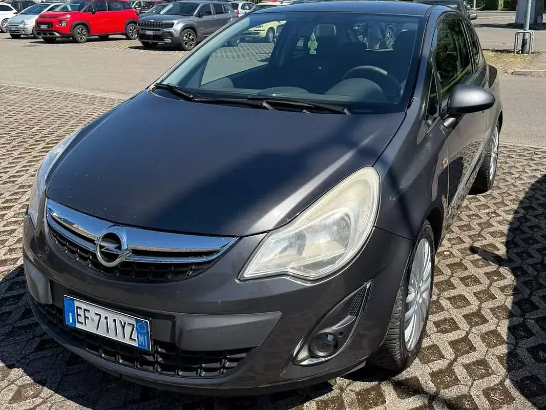 Usata Opel Corsa Edition 75 CV (55 kW) 2011 Grigio Utilitaria