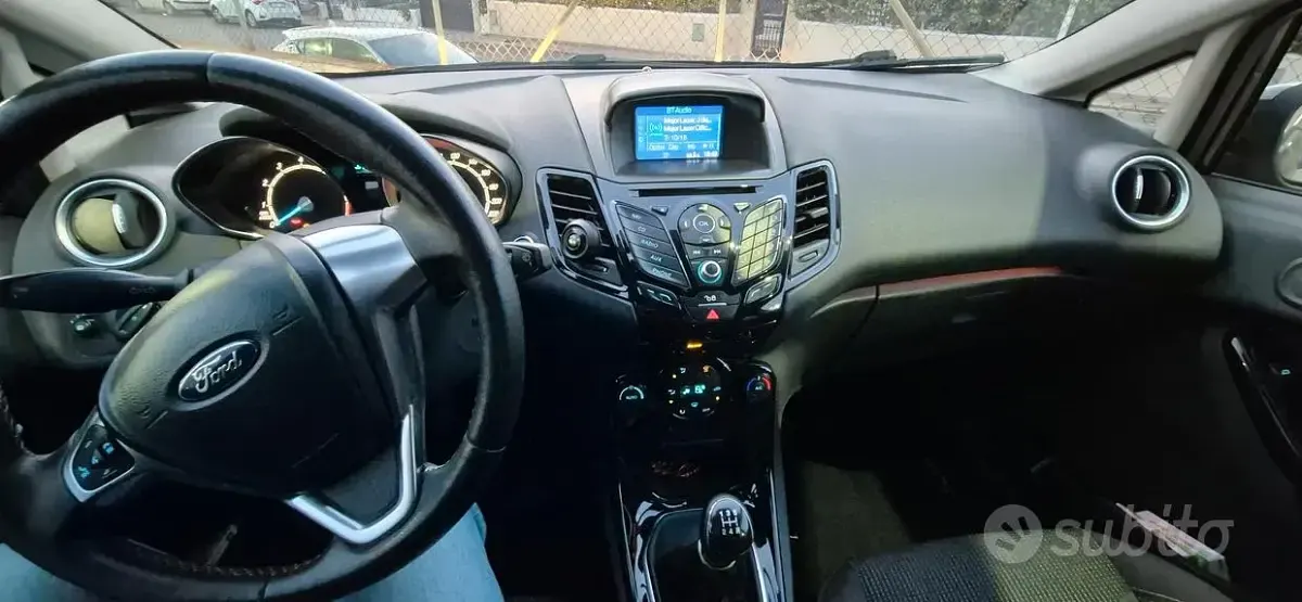 Begagnad Ford Fiesta 97 HK (71 kW) 2015 Svart Halvkombi