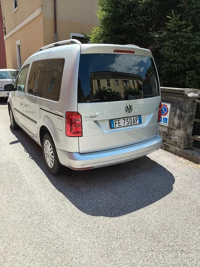 Usata VW Caddy 102 CV (75 kW) 2016 Grigio Monovolume