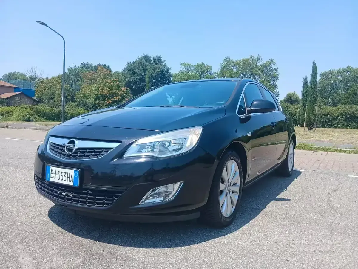 Usata Opel Astra Cosmo 110 CV (80 kW) 2011 Nero Berlina