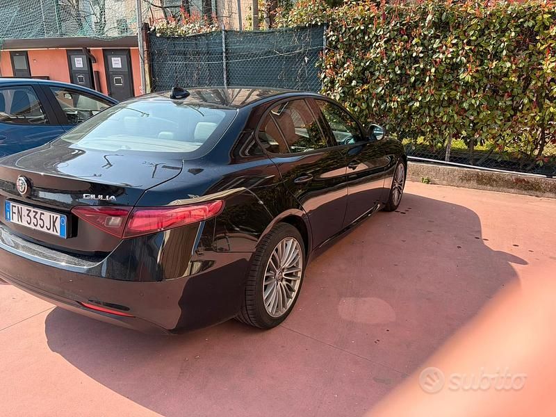 Usata Alfa Romeo Giulia 150 CV (110 kW) 2018 Nero Berlina